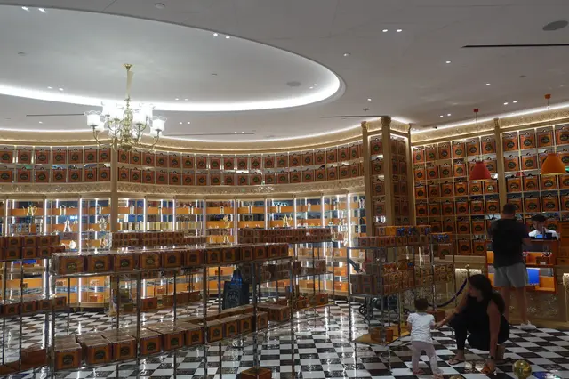 黑白色地磚，配合華麗吊燈，裝潢都幾 Grand