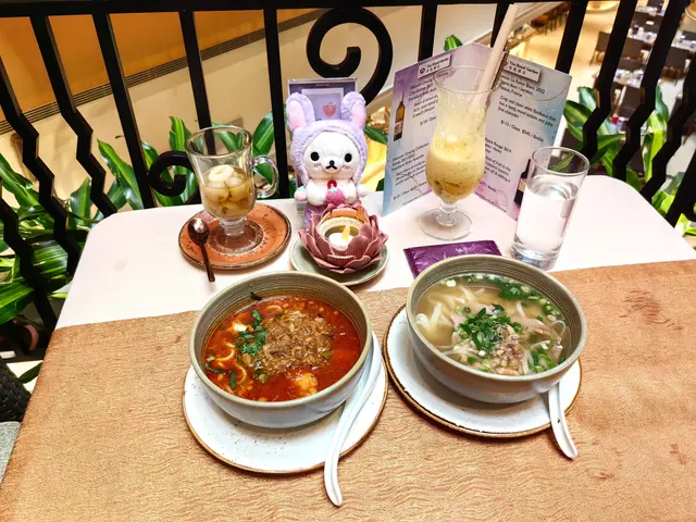 蝦頭油海鮮番茄湯米線 + 越南生熟牛肉金邊粉