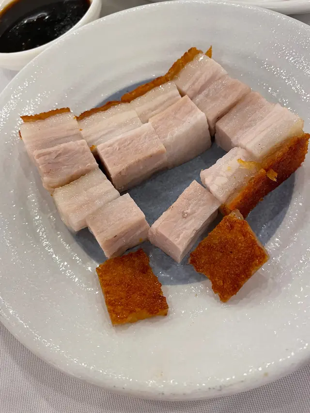 今天到杏花邨名苑飲茶，質素真的越來越差，叫了燒腩仔米線，那一碟燒腩仔，一攞起那一件燒腩仔，已經自動斷開三件，散修修，肥膏仲多過肉，又細件。嗰個米線簡直完全無味，白烚米線。是我人生裏面食過最難食、最差的的燒腩仔米線。