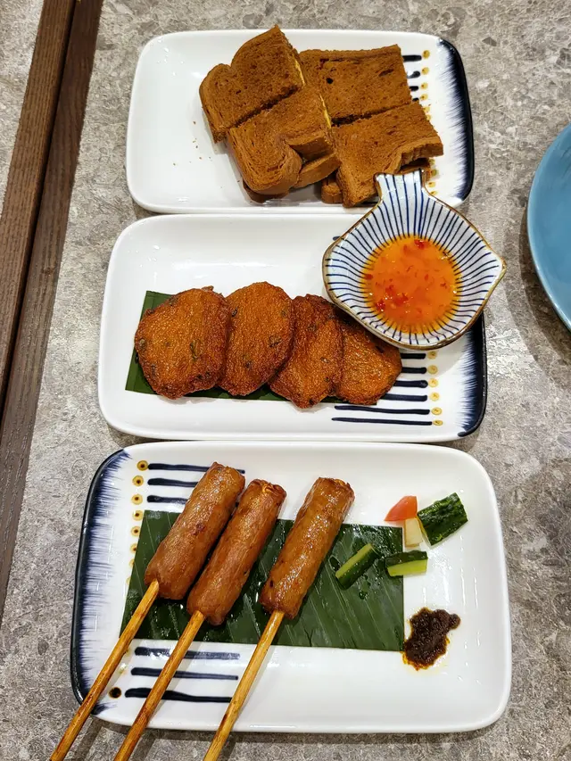 特色秘製炸魚餅(4件) 單點HK$29 ~ 魚餅混合香料和辣椒再炸，有小許辣，非常之惹味香烤豬肉串(3串件) 單點HK$29 ~ 口感和味道有如食豬肉腸，很香口班蘭咖央多士(4件) 單點HK$25 ~ 班蘭咖吔多士熱哄哄的上枱，多士香脆不會太甜，中間夾了咖央醬和牛油，感覺 好邪惡但好好味！