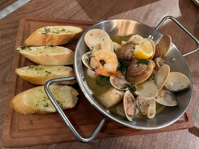 香草蒜片白酒煮海鮮配蒜香法包