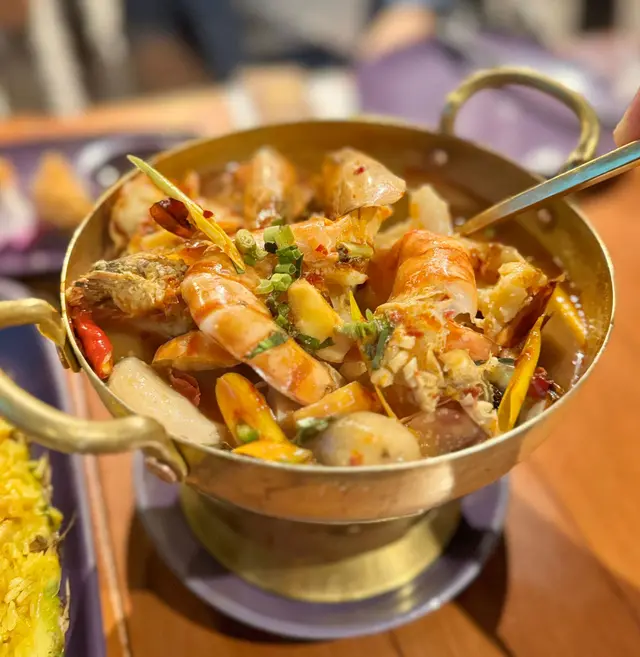 整鍋的海鮮，大大隻蝦再加上滑身花膠。飲一啖湯，湯頭濃厚，除咗冬陰公的香味，入口即知是用海鮮熬過的湯底。飲來即刻開胃！
