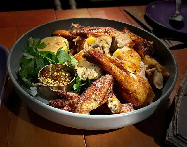 點菜的時候就告知這個要等30分鐘，端上來後先睇到咁大隻雞，拍完照侍應再切開擺盤。一口咬落，原來咁大隻雞都可以烤到多汁鮮嫩，搭配啤酒也是一流！