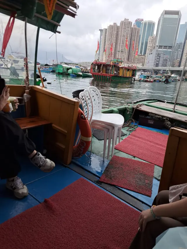 搭駁船準備到另一小船