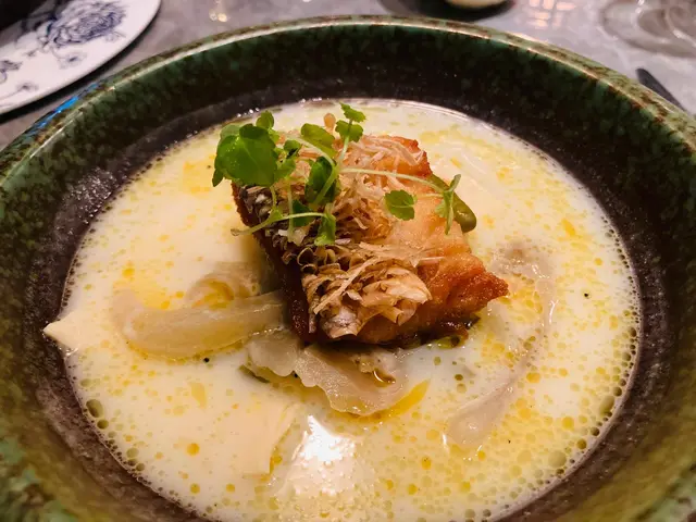 鹹酸菜奶油濃魚湯生煎麒麟魚