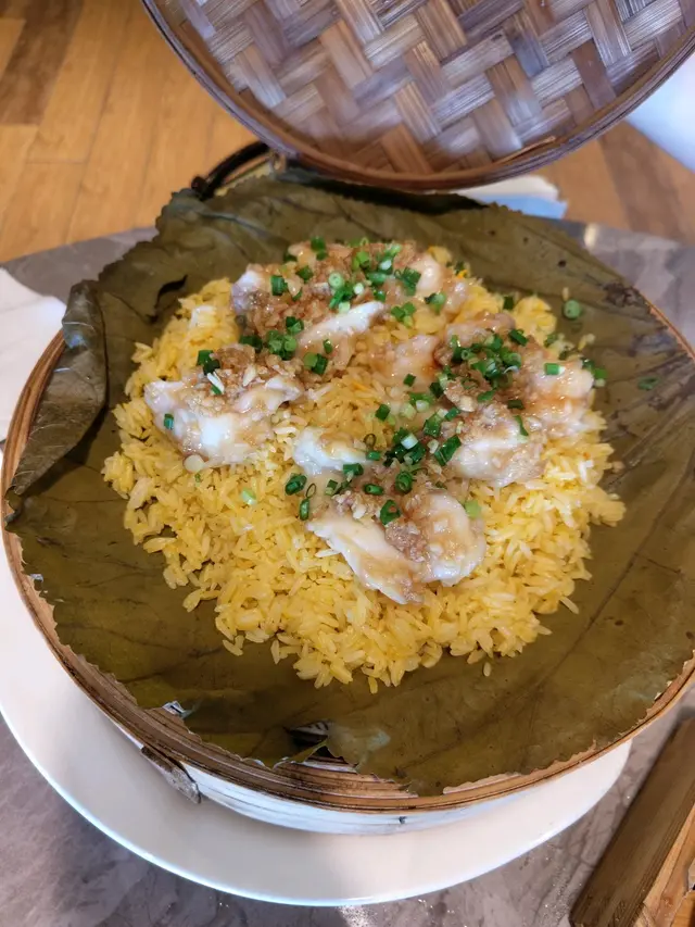 魚肉蒸得恰到好處,保留咗魚肉嘅肉質嫩滑之餘,又將部分嘅魚汁滲落去荷葉飯入面。