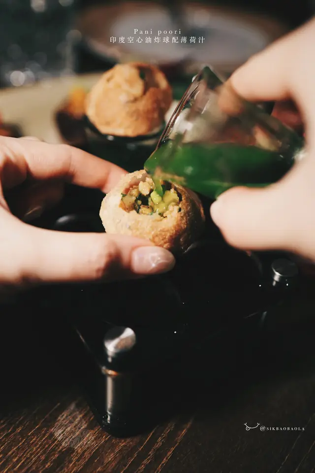 空心油炸球裡面放入薯仔、扁豆等,進食前先倒入清新薄荷汁