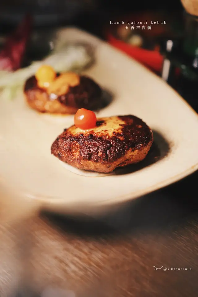 以羊肉混合香料而成的羊肉餅,羊味香濃