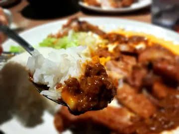 厚猪扒配辣肉酱饭