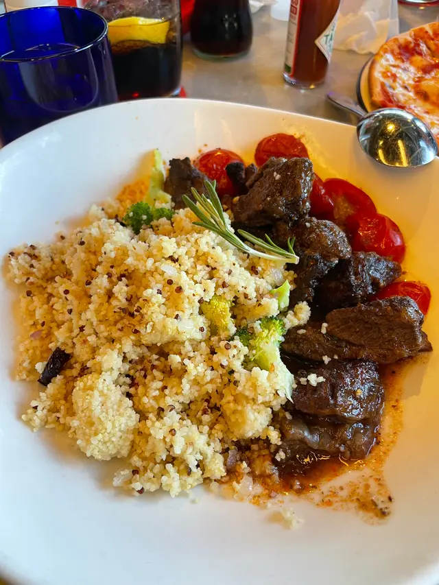 燉牛頰肉配北非小米