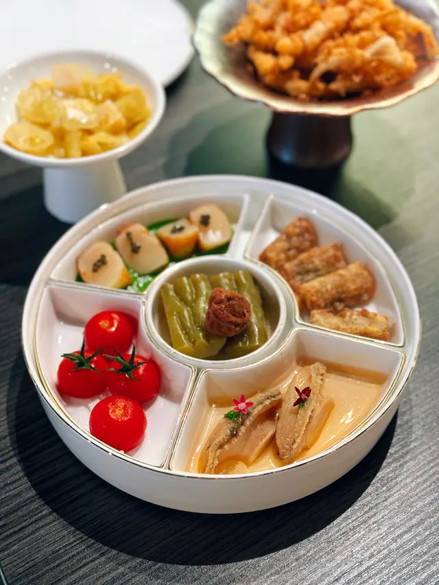 酒香醉鮑魚、椒麻糖心帶子、涼瓜話梅、潮式炸粿肉同串茄核桃沙律