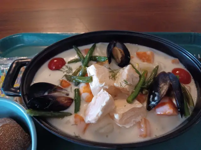 白汁混入三文魚。重有新鮮烤熟既青口。因為本人個肚受唔起生冷野。熟食三文魚配青口。全部係上等食材。滋味無窮。