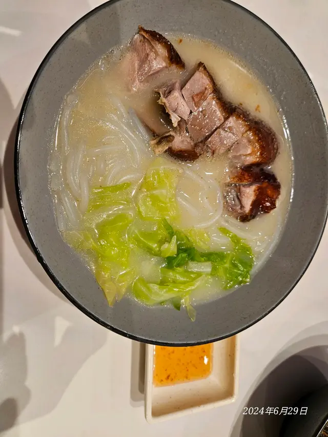 哩碗比另一碗少起碼1/3燒鵝