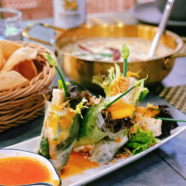 食完燒雞食返前菜先!米紙卷包住好多菜菜,好清新!😆芒果酸酸甜甜,解膩又開胃!🥭