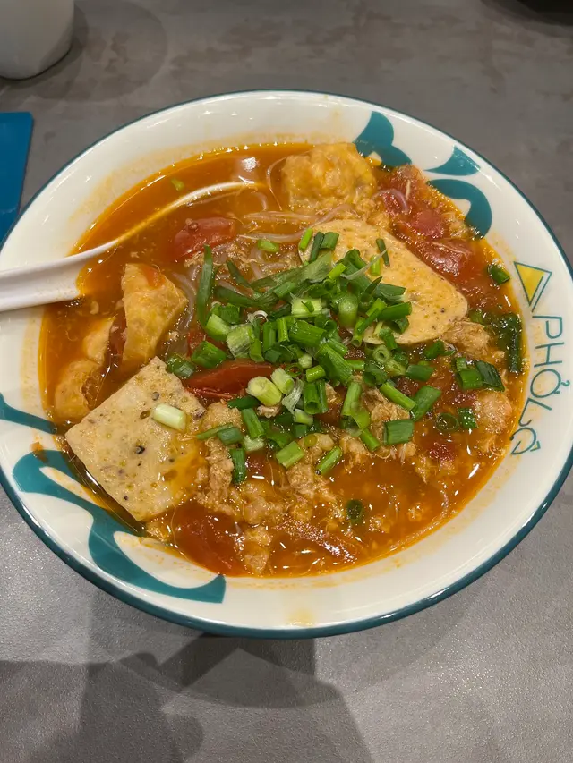 蟹肉餅唔係肉餅而係肉碎，亦冇乜蟹味；蕃茄湯個味幾假；扎肉既胡椒味都幾辣，未必人人接受到，豆卜有陣唔知咩味。