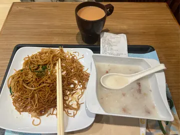 柴魚花生豬骨粥+炒麵+蘿蔔糕