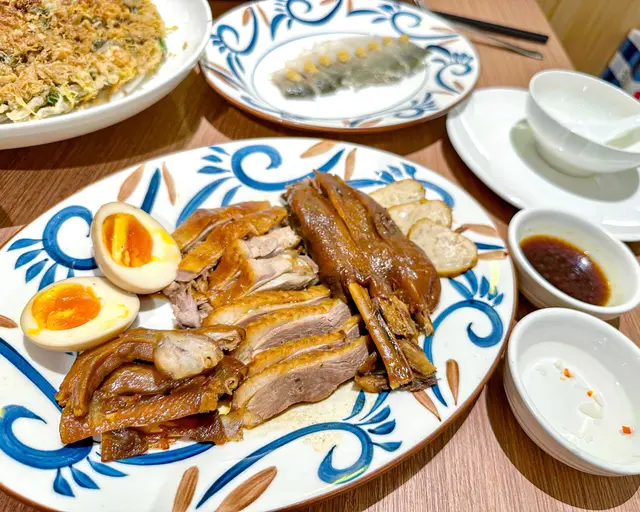 有用潮汕地區名物獅頭鵝，以秘製滷汁烹調，有鵝片、鵝頸、掌翼、鵝血、糖心蛋溏心蛋等，滷得好入味