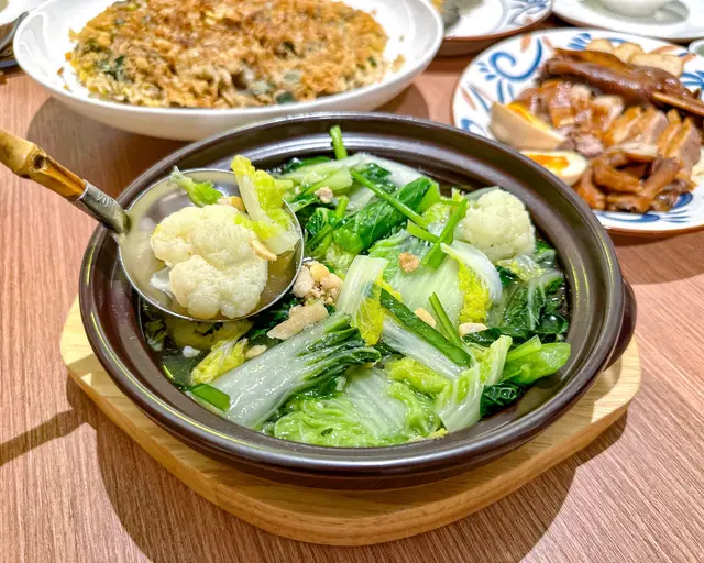 以七款菜煮成的傳統菜式，寓意吉祥，蔬菜新鮮清甜