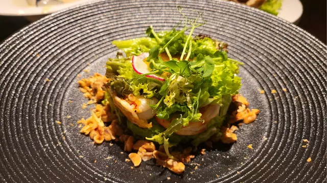 阿根廷既紅蝦肉質唔係爽嗰隻, 但蝦味好重, 配合埋牛油果沙律及熱情果汁 好夾好開胃美味.