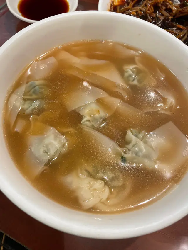 菜肉馄饨完全用错馄饨皮，上来的馄饨形烂烂，缺少猪油的馄饨汤也是清汤寡水，毫无灵魂的活着。