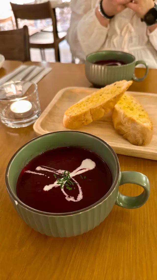 是日餐湯為紅菜頭忌廉湯，高纖健康，
配上自家製蒜蓉包。