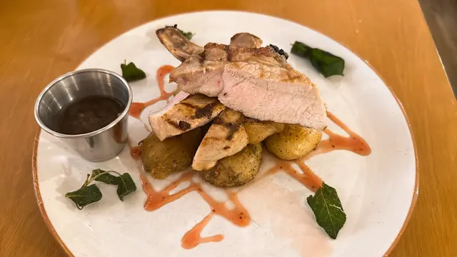 豬鞍架喺上碟嘅時候已經切好咗，方便食用。☺️
豬鞍扒超厚身，有成3cm厚，
外皮煎得微脆，肉質鮮嫩多汁，
旁邊配上紅桑子汁，酸酸甜甜，一啲都唔覺膩！