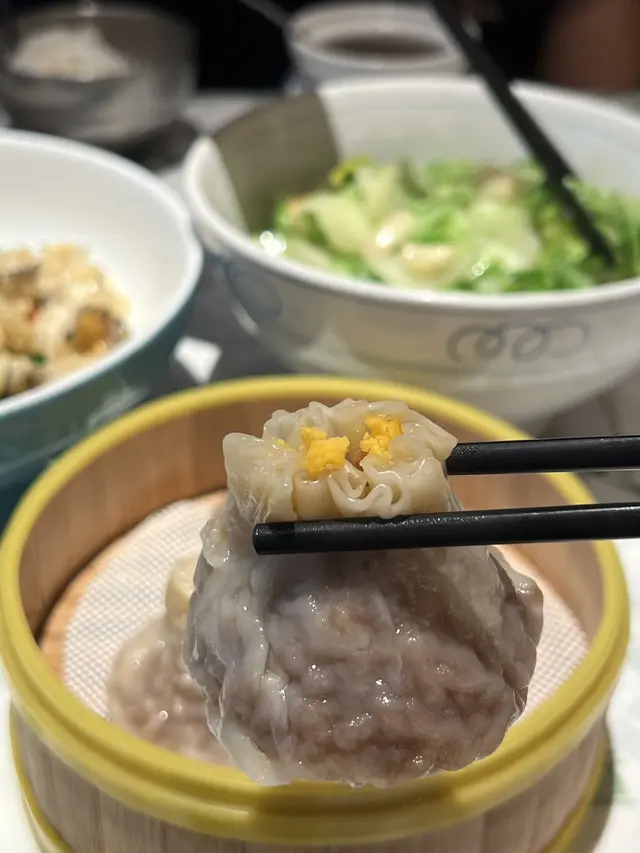 

- 北方燒賣?頂部包皮位厚粉，乾身漿口

- 3粒好大嚿，內有半粒鹹蛋黃，蒸出黎無黃油唔算香，特別讚糯米飯涵，炒得夠香又飽肚