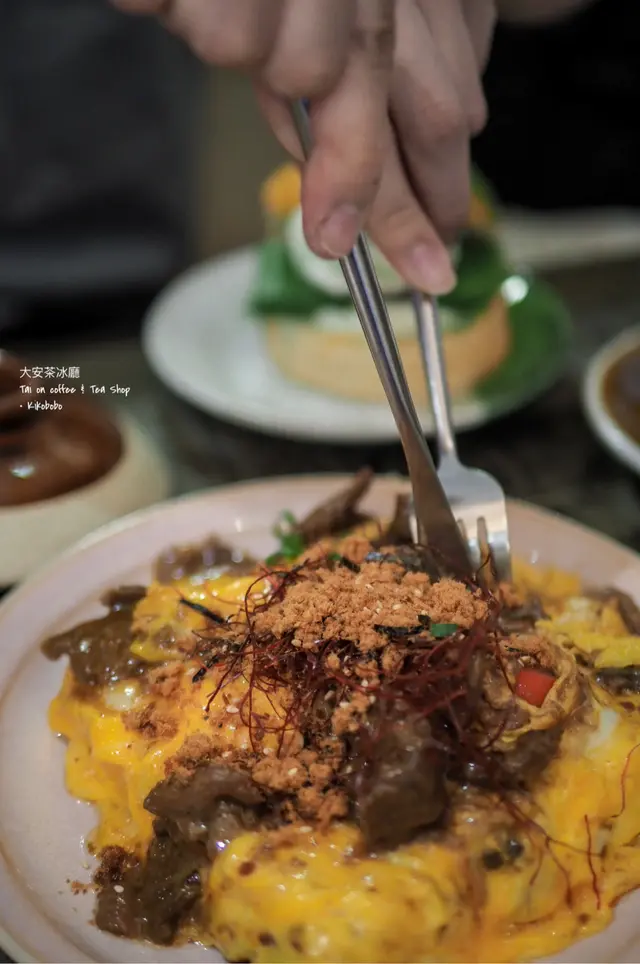 紫菜肉鬆沙嗲牛肉滑蛋多士