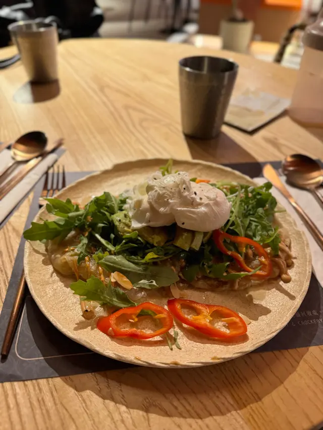 🫓 Roti with Poached Egg & avocado 
牛油果份量豐富，煎餅有微辣沙律醬調味，口道有層次，可惜流心蛋過熟。