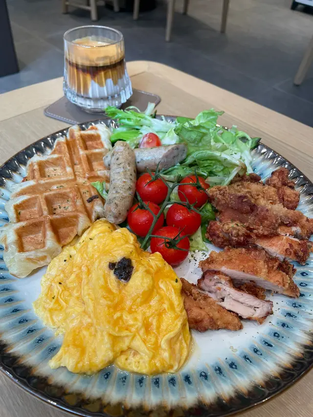 脆香雞扒全日早餐配牛角窩夫