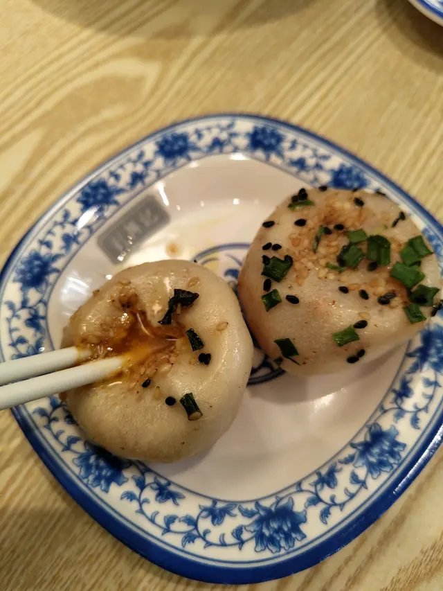 兩款生煎包都好高質,
普通版肉味較重,
蟹黃版香氣濃郁,
各有各出色之處。