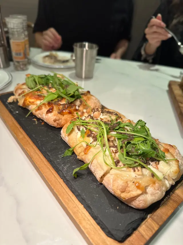 黑松露烤雞酸種薄餅