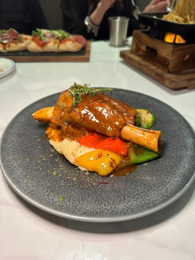 慢煮羊膝配迷迭香薄荷汁