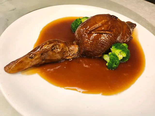 現今好少食店肯做八寶鴨，工序繁多。御膳整得夠淋，有香味，真材實料，值得一試。