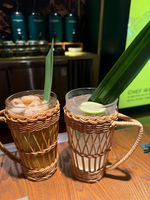 龍眼冰（左）、青檸梳打水（右）