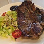 去過街市買餸嘅我，而又喜愛食牛排嘅我，真心覺得CP值超高(直頭都唔知佢哋賺乜嘅)，可以用$98蚊食到一件10oz以上嘅澳洲牛排🥩，仲要係好食喎💯👍