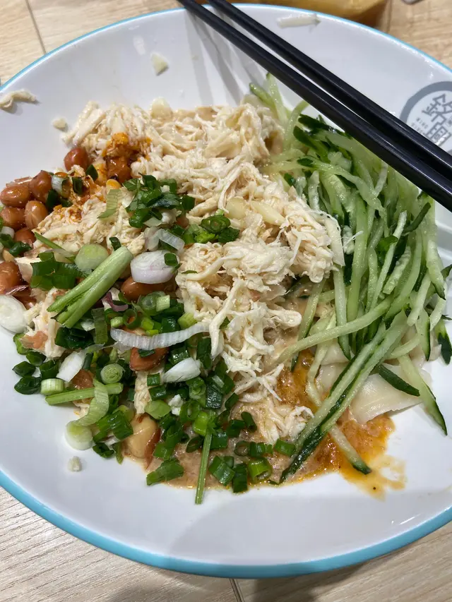 剛剛好的溫度，不會很熱，熱拌口感好好，刀削麵裹滿醬汁，口感滿滿，一口刀削麵一口雞絲，而且雞絲分量也好多，正😋