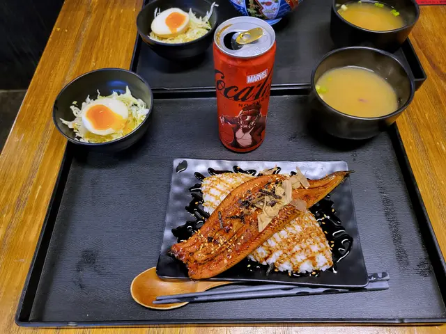 原條鰻魚上碟，外觀賣相全勝了，對我來說這個價錢吃到原條鰻魚性價比真的很高