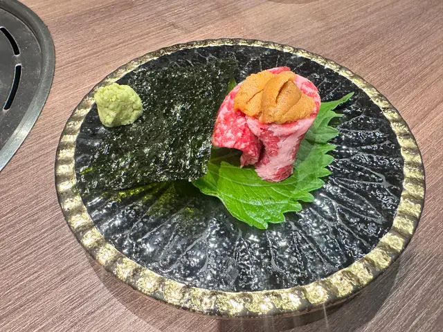 黑毛和牛刺身盛海膽