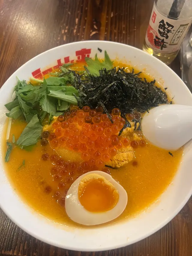 係香港或日本都食過好多唔同拉麵
呢間係唯一一間可以令我飲晒啲湯
其他拉麵店啲湯底都做唔到佢濃而不鹹
好難得！
Double up咗海膽同三文魚䰵分量，係貴！但值！