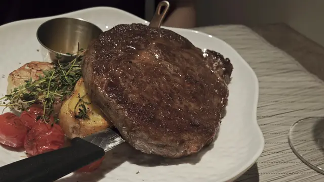 烤紐西蘭一級肉眼扒配露絲瑪莉燒汁