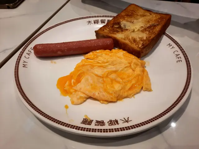 腸仔(或火腿)、炒蛋配丹麥多士