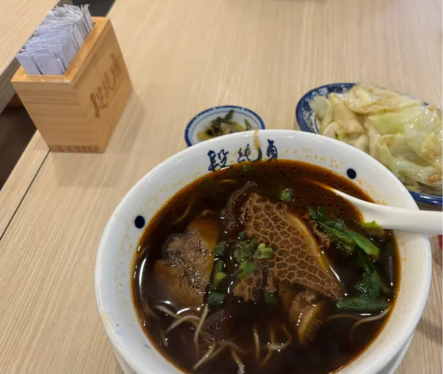 叫咗個炒菜食落去是正常的 冇什麼特別
佢係用椰菜加蒜蓉炒出來
叫咗個牛三寶細面
有牛肚牛筋牛腩
個面底牛肚牛筋牛腩份量都比較少
個湯底有少少辣同埋比較鹹
跟住就沒有特別了
如果比較中環街市地下嗰間台灣牛肉麵
性價比高啲中環街市的牛肚牛筋牛腩份量大件啲
個面底都多啲
食完 這間 段純貞 跟住搭車返屋企
返屋企坐低覺得好眼瞓
大約兩個鐘頭後去沖涼
沖完涼唞咗一陣間好眼瞓
大約10:00就瞓着咗
我覺得佢個食物 好有 重 味精
如果我食咗味精,通常不良反應就係口渴或者眼瞓
所以我諗這間都沒有下次了