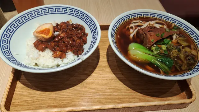 紅燒牛肉麵拼古早滷肉飯