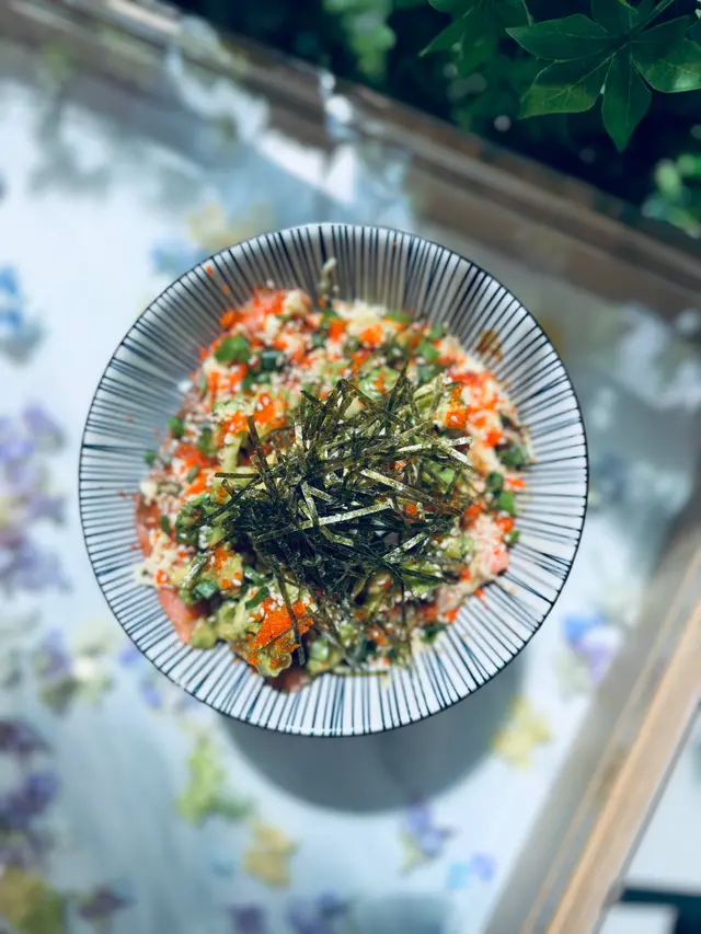 火炙三文魚牛油果丼配溫泉蛋