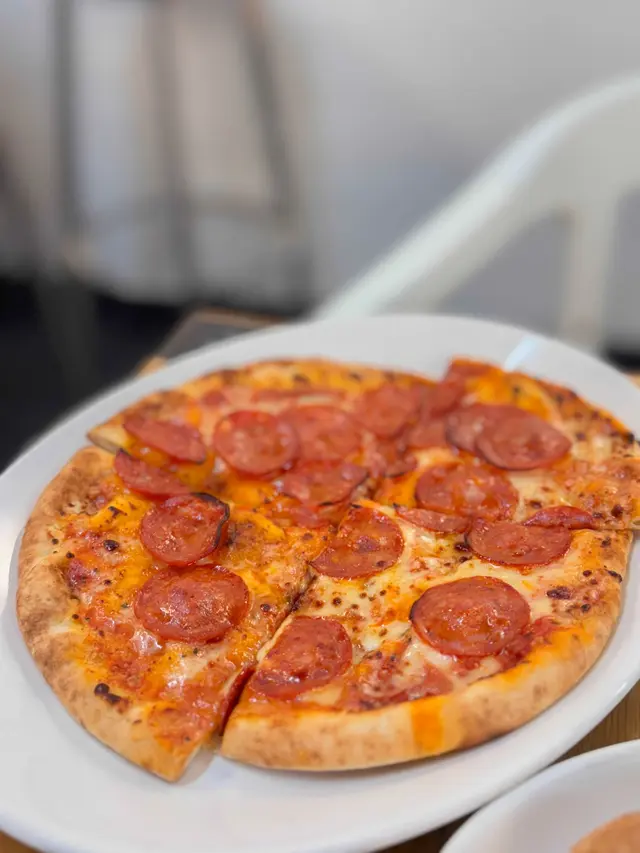 石爐烤焗薄餅．美式辣香腸 