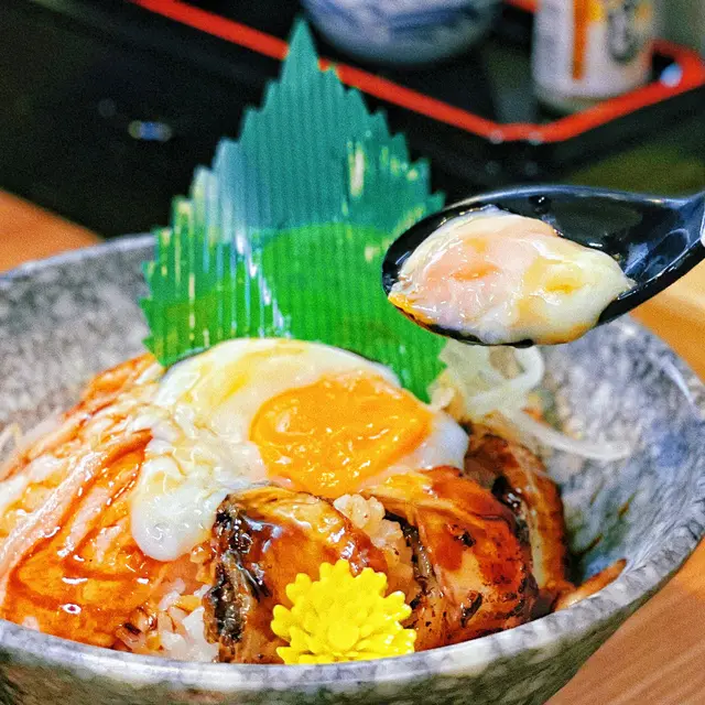 篤開溫泉蛋🍳蛋黃液撈埋wasabi 豉油,同埋珍珠飯一齊食,真係好滿足!