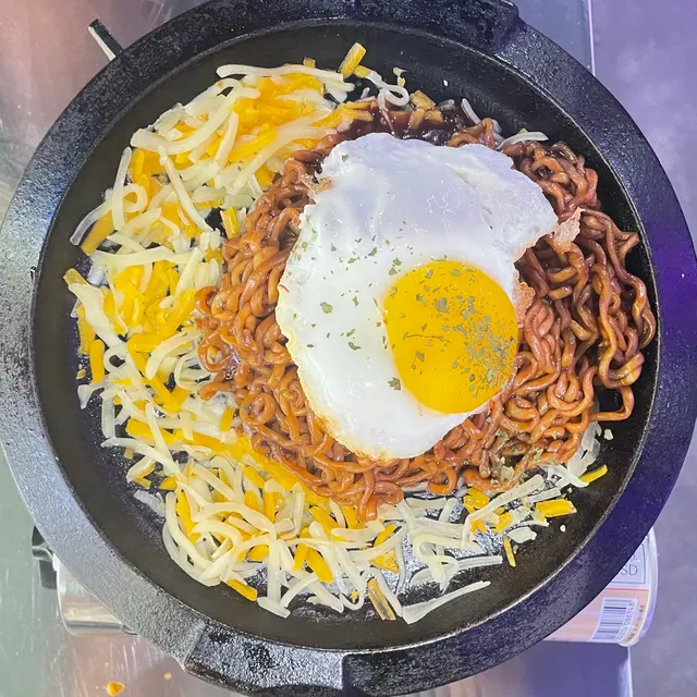 大發!芝士鐵板黑松露炸醬拉麵