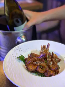 4/5
4 stars is for the fresh and delicious oysters! Even better then many hotels oysters bar. 
But hot dishes here really need a big improvement.