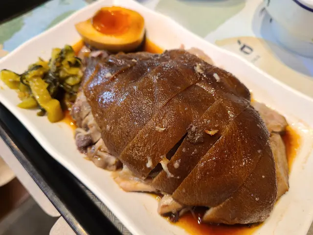 亞答慢煮豬手飯配蘇東魚丸雞湯